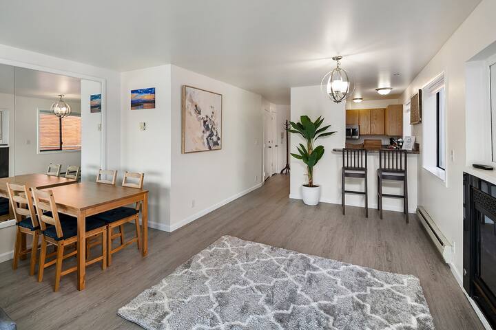 Lake Oasis 2bed/2bath parking & fast Wi-fi gallery image 5