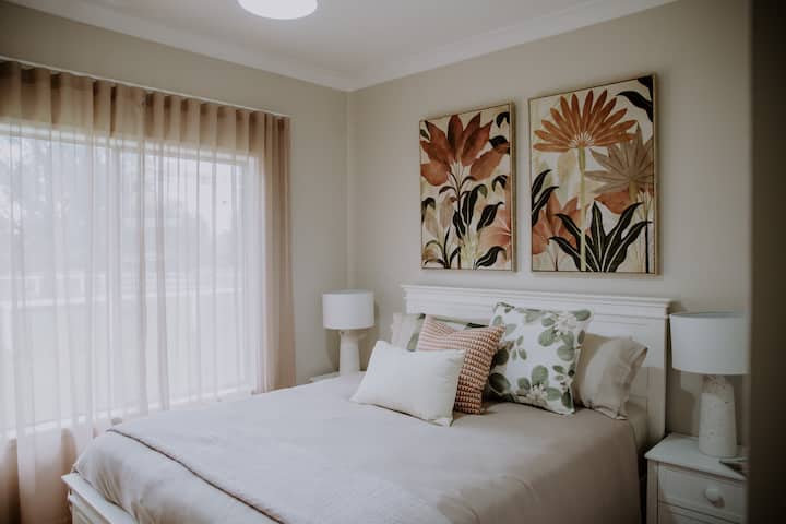 Bed 3 - wake up in your Queen bed to the sound of....nothing but the birds singing and horses grazing in the nearby paddocks.