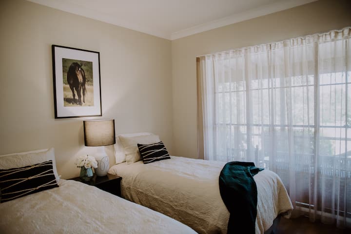 Chumba cha 3 cha kulala kina chaguo la kuwekwa kama vitanda viwili vya mtu mmoja au tujulishe ikiwa ungependelea viunganishwe pamoja ili kutandika kitanda aina ya King. 