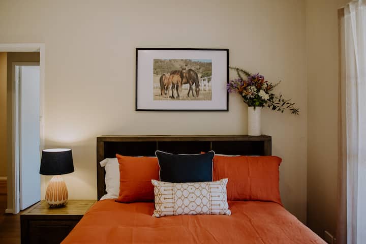 Chumba cha 2 cha kulala kina kitanda aina ya Queen na ochre maridadi na tani za majini. Chumba chako chenye hewa safi pia kina televisheni na ukuta mzima wa makabati yaliyojengwa ndani.