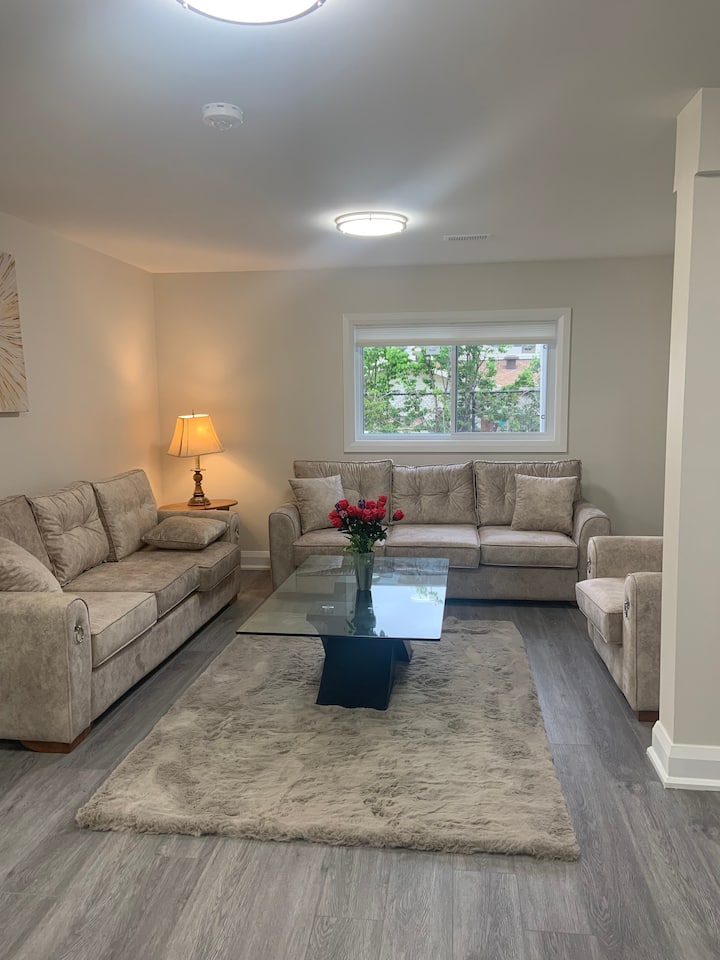 Open Concept 3 Bedroom Walkout Basement Apartment - Kanata