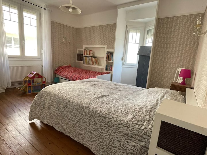 ห้องนอน 4: เตียงคู่ + เตียงเดี่ยว 2 เตียง (รวมเตียง 1 ลิ้นชัก)