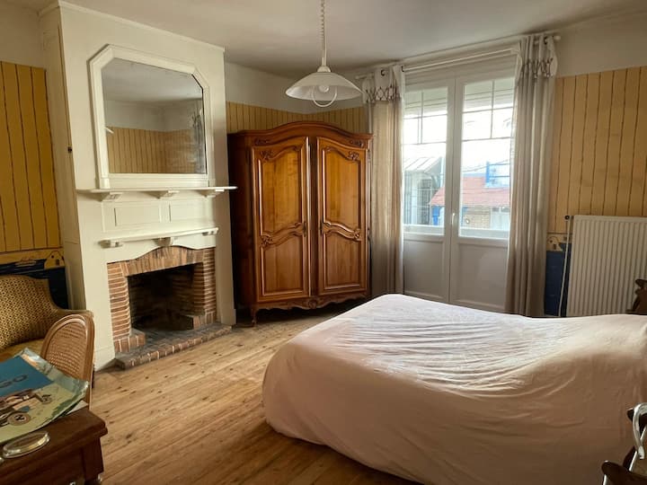 ห้องนอน 3 พร้อมห้องน้ำส่วนตัวขนาดเล็ก (อ่างล้างหน้า + ฝักบัว)