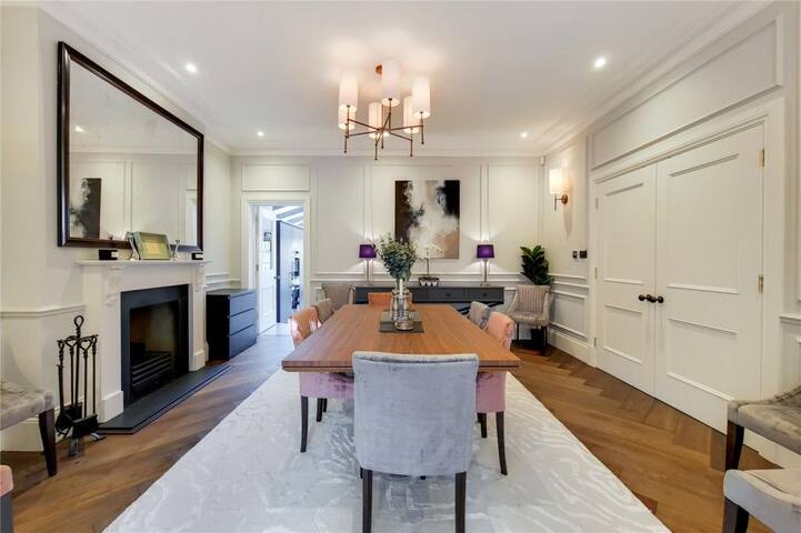 Designer 6-Bed Putney Home with AC gallery image 5