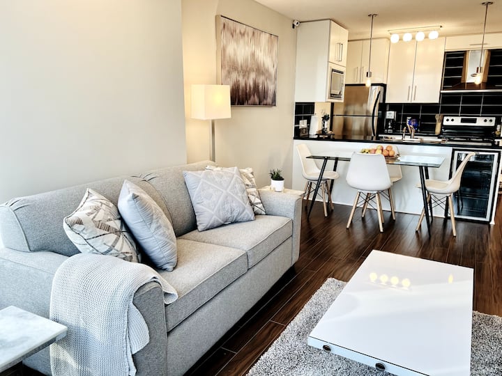 1 Bd Room & Den, Fifa Hub, Parking, Pool, Skytrain - Vancouver