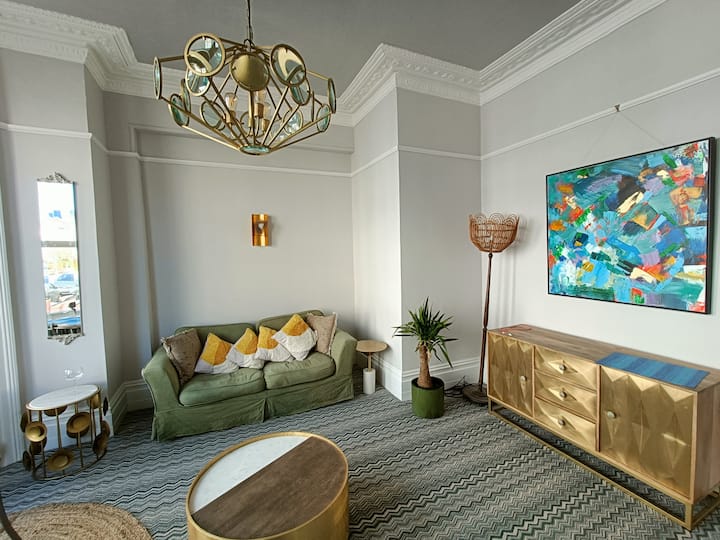 Arty Seaview Apartment - Eastbourne
