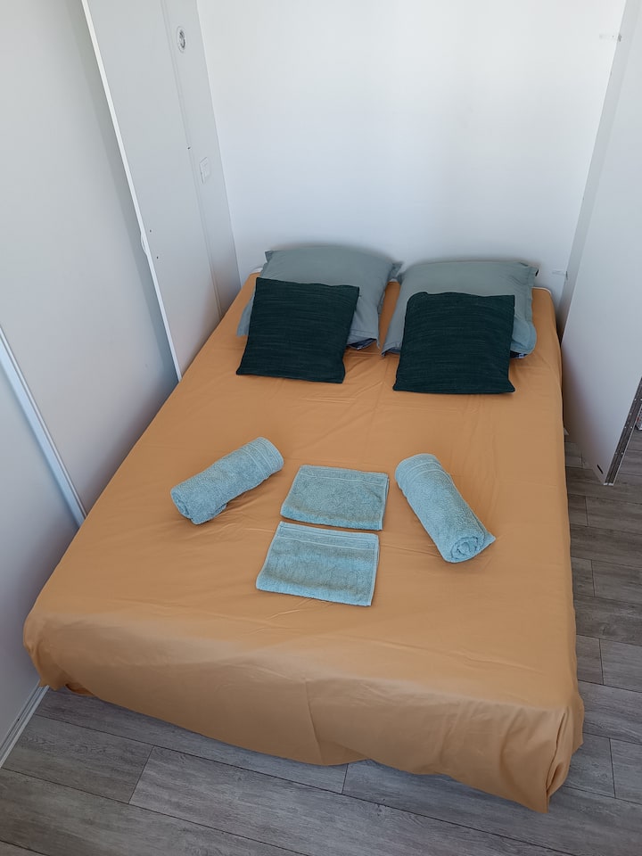 Baada ya kufungua kabati, fungua miguu yote miwili ya chuma na ushushe kitanda pamoja na godoro.