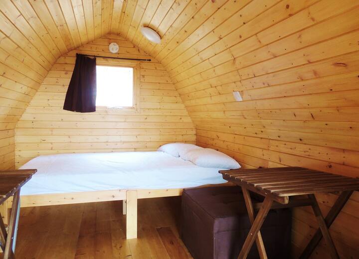 Двойно легло, напълно изолирани стени на покрива и под с двоен стъклопакет правят този уютен дом за къмпинг