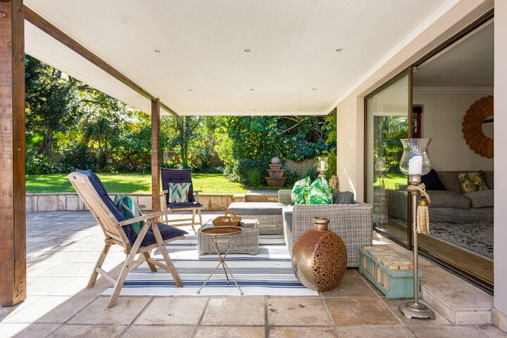 Cheerful home in Constantia hills with pool gallery image 3