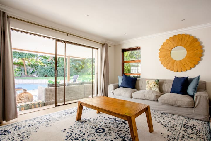 Cheerful home in Constantia hills with pool gallery image 4