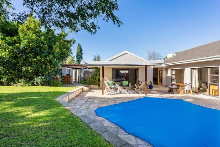 Cheerful home in Constantia hills with pool