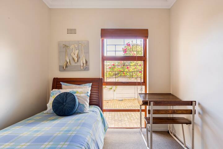 Cheerful home in Constantia hills with pool gallery image 5