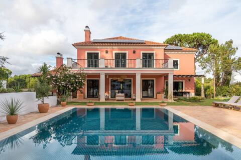 Great Family Villa w/ Pool & garden daily cleaning