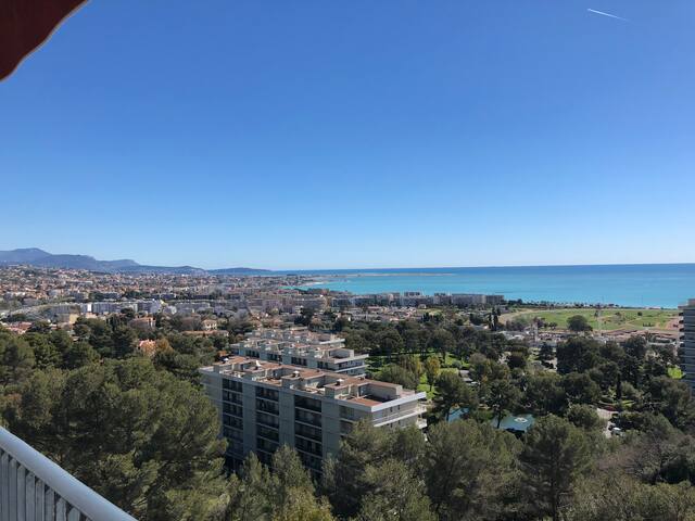 Entire home with 1 bedrooms in Cagnes-Sur-Mer - 2-Room 60 m², Panoramic view, balconies, 50m Pool
