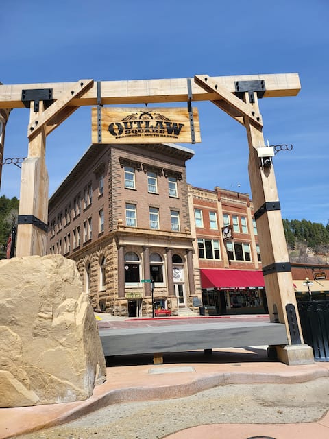 3 Luxury Condos - Overlook Town Square & Main St!