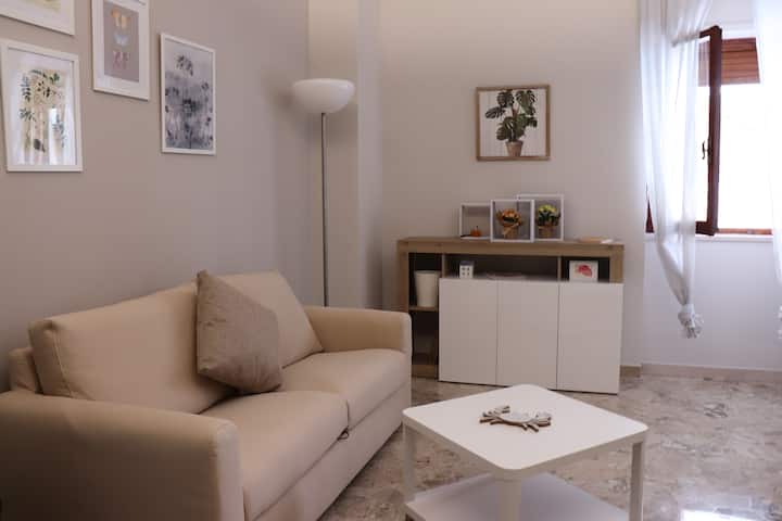 Dans le salon, vous regardez la télévision confortablement assis sur le canapé