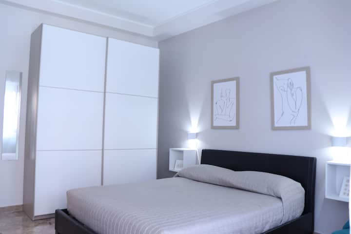 La chambre est spacieuse et équipée d'une grande armoire  