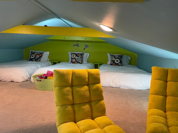 الشقة العلوية التي تحتوي على 3 أسرّة مزدوجة.  يرجى ملاحظة أن معظم الناس لن يكونوا قادرين على الوقوف، في هذا المسكن.  إنها منطقة ممتعة، لكن الأسقف منخفضة.
*يرجى الملاحظة - الشقة مفتوحة لغرفة النوم الرئيسية - لا يوجد باب.*