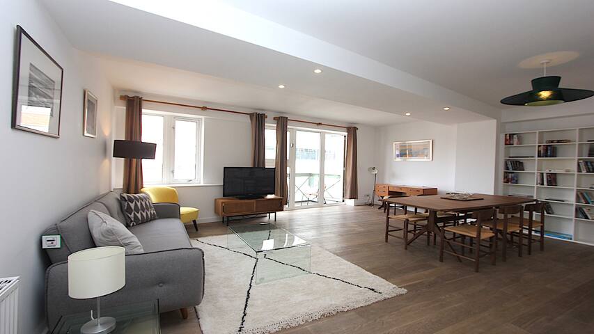 Newly refurbished large 2 bed Central London Apt gallery image 2