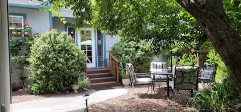 Willits Garden Cottage 1 bedroom guesthouse & spa