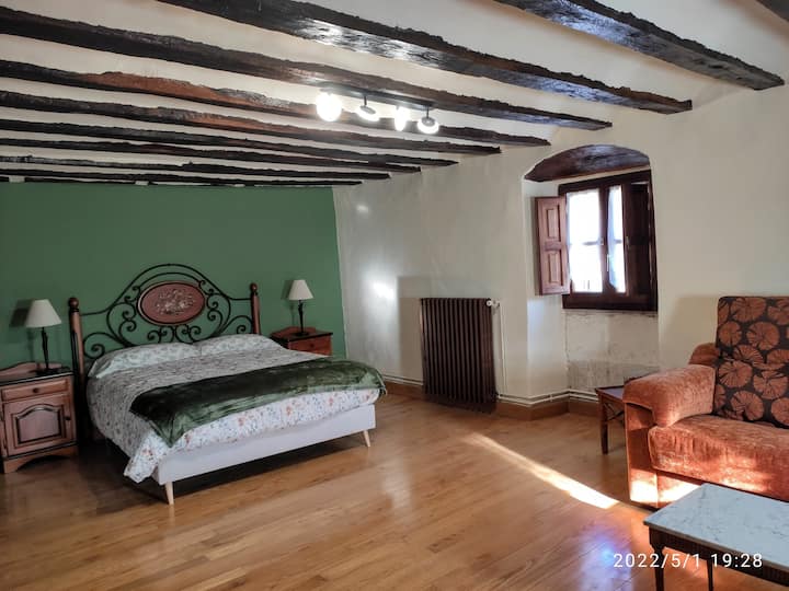 En Ihuda  hay una cama de matrimonio y un sofá-cama de 1,35 cm. En la alcoba-vestidor encontraréis algunas mantas y almohadas adicionales.