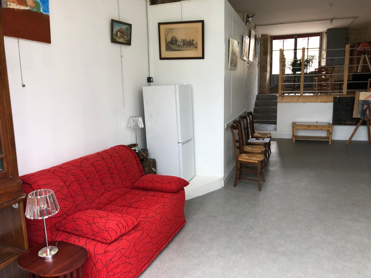 вътре в тавана с BZ ( спално бельо с матрак) и изглед от мецанина и малката стъклена врата