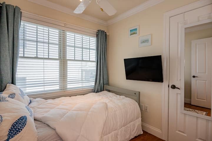 Great kid's bedroom off of the kitchen on the mid level