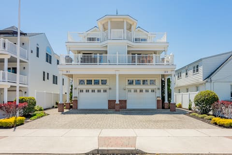 Beach-block 5 bedroom home with stunning views NEW