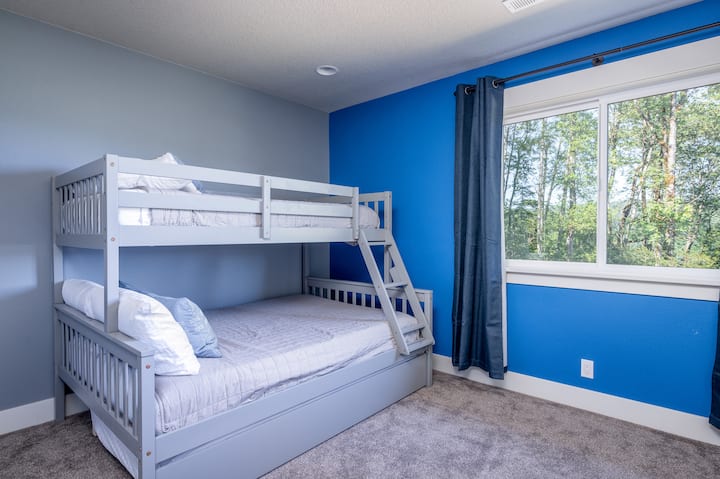 На децата ще им хареса стаята на спрат с двойно/пълно двуетажно легло + сандвич.