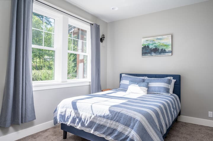 Третата спалня за гости, разположена на главния етаж. Това двойно легло е идеално за двама гости.