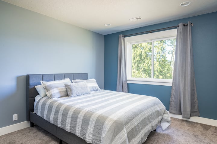 Втората стая за гости на горния етаж има двойно легло и изглед към планината. Качулка. В килера има и два двойни надуваеми матрака за допълнителни гости.