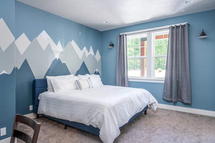 Втори майстор на главния етаж с плюшено двойно легло king size.