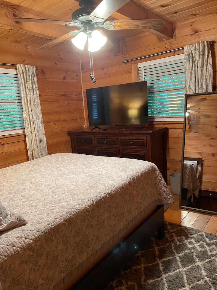 Second bedroom with queen bed. 