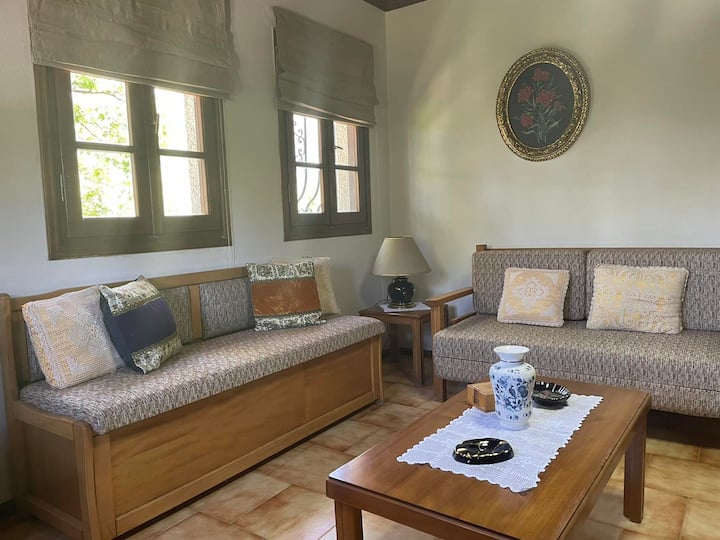 Dhoma e ndenjjes me divan që kthehet në një krevat dhe një kolltuk të vetëm që gjithashtu kthehet në një krevat. 