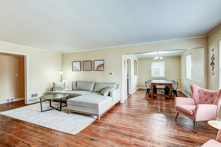 Cheerful 3 Bedroom Home Close To Broadripple. - Indiana