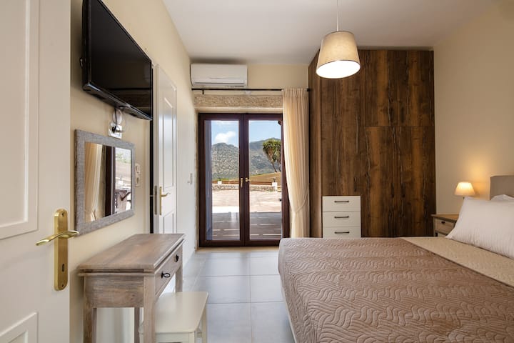 带套内卫生间的主卧。