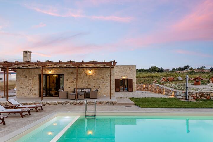 Unique Stonebuilt rural Retreat with private pool!