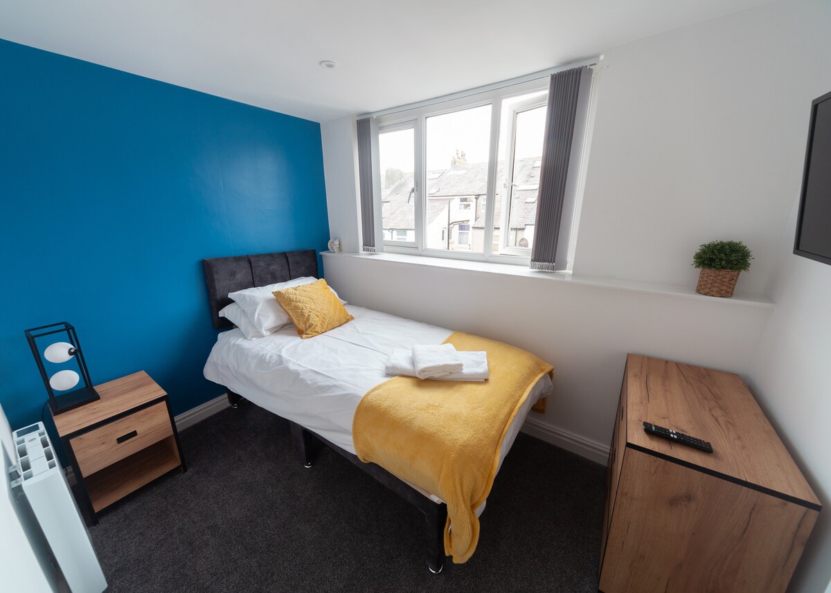 2号卧室配有舒适的单人床和电视！