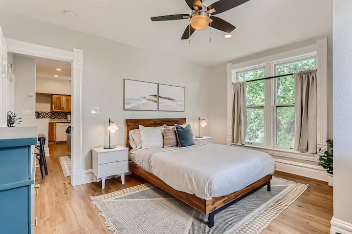 ห้องนอนที่สวยงามกว้างขวางที่คัดสรรมาเพื่อความสะดวกสบายของคุณ