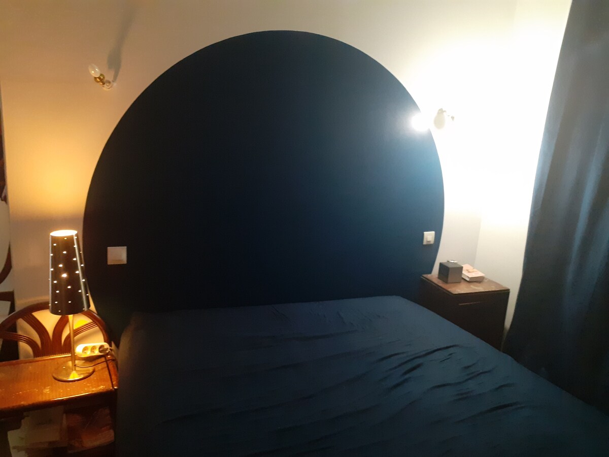 Een slaapkamer met een matras en een comfortabele topper.
