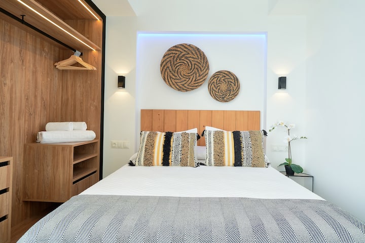 Habitación principal con vistas al mar. Cómodo colchón XL de espuma viscolástica. Dos almohadas por persona con diferentes grosores. 