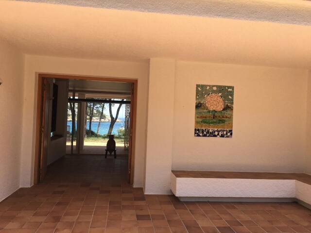 Villa rodeada de árboles con acceso directo playa gallery image 4