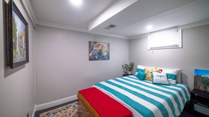 2 - ра спалня - на долния етаж, двойно легло с странични маси с USB портове за зареждане. Гардеробът за килер/място за съхранение също е в стаята, но не е показан на снимката.