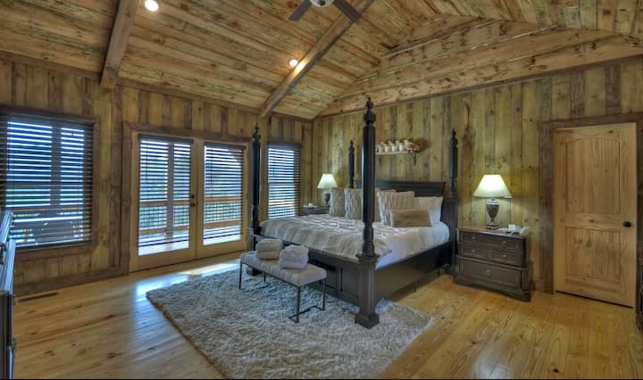 Chumba cha kulala cha kiwango cha juu cha King Master. Chumba hiki kina vitanda vya ziada.