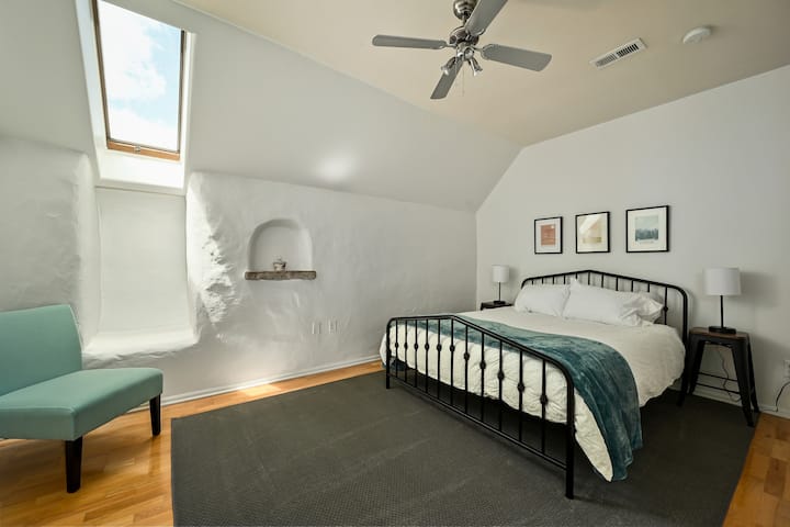 Спалня на втори етаж с двойно легло