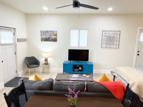 Top Airbnb: New, Private Guesthouse with Free parking! in Berkley