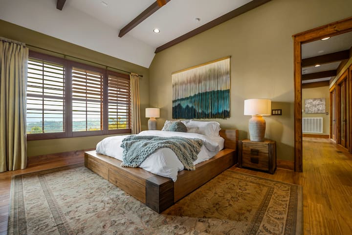 นอนหลับฝันดีในหนึ่งในเตียงสไตล์ยุโรปเพียงเตียงเดียวในเทือกเขาเกรทสโมคกี้ 