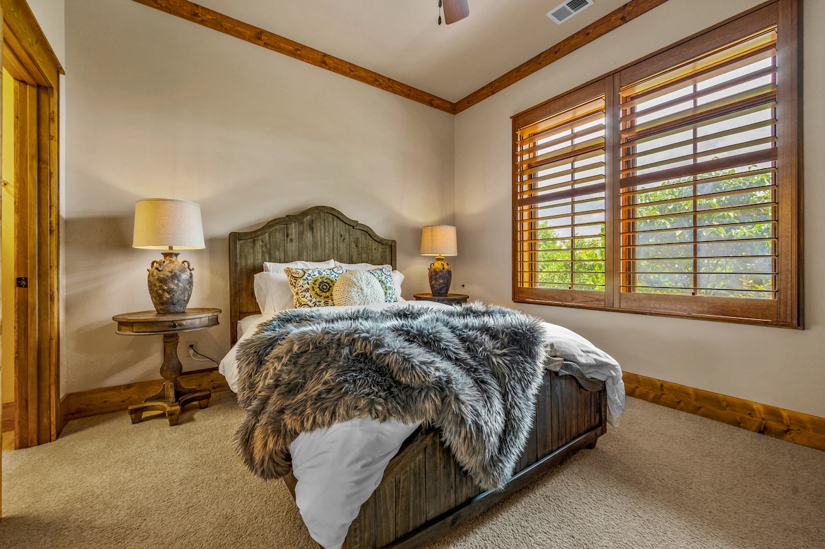 Втора гостинска спална соба (удобен брачен кревет) долу со преголем плакар и целосна сопствена бања.