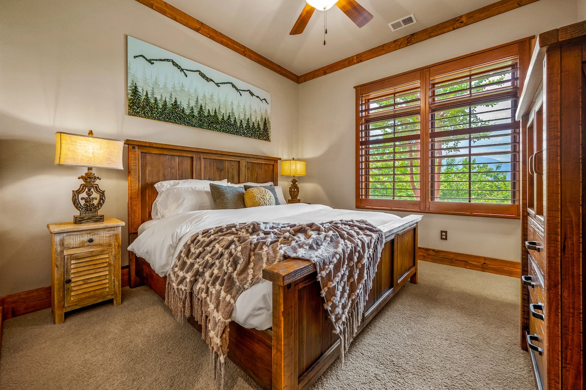 Прва гостинска спална соба на долниот кат (удобен брачен кревет) со преголем плакар.