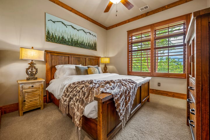 ห้องนอนสำหรับผู้เข้าพักคนแรกชั้นล่าง (เตียงคิงไซส์สบายๆ) พร้อมตู้เสื้อผ้าแบบเดินเข้าได้ขนาดใหญ่